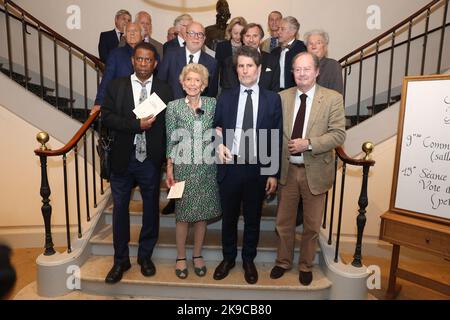 Autor Giuliano da Empoli und der Ständige Sekretär der Akademie Francaise Helene Carrere d'Encausse sowie französische Autoren und Mitglieder der Akademie bei der Kommission des Grand Prix du Roman der Akademie Francaise am 27. Oktober 2022 in Paris, Frankreich. Foto von Jerome Domine/ABACAPRESS.COM Quelle: Abaca Press/Alamy Live News Stockfoto