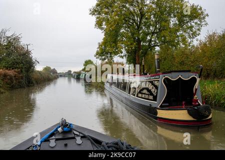 Traditionelle Schmalboote und Lastkähne auf dem Kennet und Avon Canal, Wiltshire, einige für Urlaubsfahrten gemietet. Stockfoto