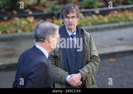 London, Großbritannien. 25. Oktober 2022. Robert Peston (R), politischer Redakteur des ITV in der Downing Street, London, berichtet über den Wechsel des britischen Premierministers. (Bild: © Steve Taylor/SOPA Images via ZUMA Press Wire) Stockfoto