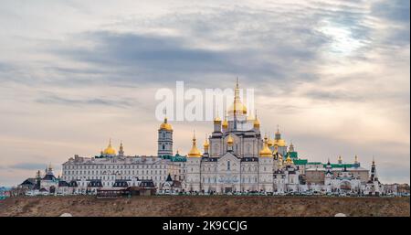 Religiöser Bildschirmschoner. Heilige Dormition Pochaiv Lavra in der Ukraine. Panoramablick Stockfoto