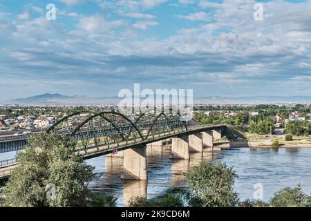 Alte und neue Automobilbrücken über den Fluss Selenga, Ulan-Ude-Stadt, Republik Burjatien, Russland Stockfoto