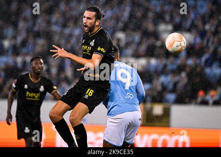 Christian Burgess der Union und Isaac Kiese Thelin von Malmo kämpfen während eines Fußballspiels zwischen dem Schweden Malmo Fotbollforening und der belgischen Royale Union Saint-Gilloise am Donnerstag, dem 27. Oktober 2022 in Malmo, am 5. Tag der Gruppenphase der UEFA Europa League um den Ball. BELGA FOTO LAURIE DIEFFEMBACQ Kredit: Belga Nachrichtenagentur/Alamy Live News Stockfoto