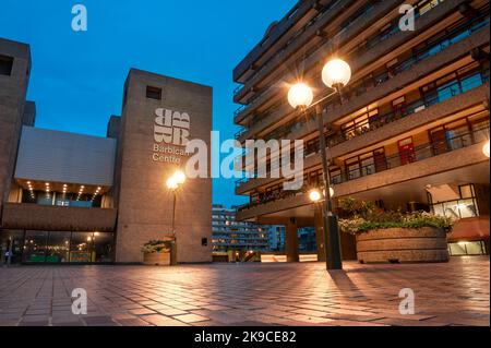 LONDON, England, Großbritannien - 22. Oktober 2022: Das Barbican Centre in London. Blick auf die ikonische Brutalist-Architektur des Barbican Estate beleuchtet ein Stockfoto