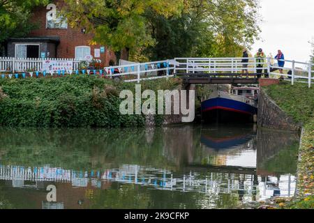 Ein holländischer Lastkahn, der unter einer Brücke neben dem Caen Hill Cafe am Kennet- und Avon-Kanal landet. (Oben auf den Schleusen von Caen Hill) Stockfoto