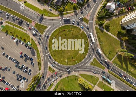 Luftaufnahme des Straßenkreuzes oder der Autobahnkreuzung. Knotenpunkt Netzwerk von Transport von Drohne genommen. Stockfoto