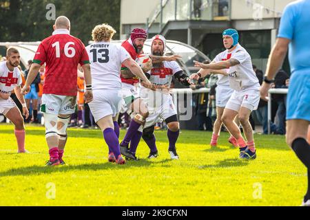 England übernahm Wales bei der Rugby League-Weltmeisterschaft für körperliche Behinderungen 2022 im Victoria Park, Warrington. Der walisische Spieler ist in der Überzahl Stockfoto