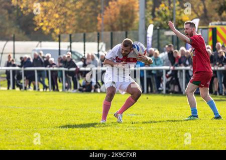 England übernahm Wales bei der Rugby League-Weltmeisterschaft für körperliche Behinderungen 2022 im Victoria Park, Warrington. England fällt fast den Ball Stockfoto