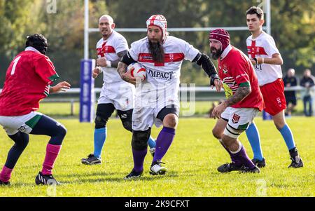 England übernahm Wales bei der Rugby League-Weltmeisterschaft für körperliche Behinderungen 2022 im Victoria Park, Warrington. Nick Horner läuft mit dem Ball Stockfoto