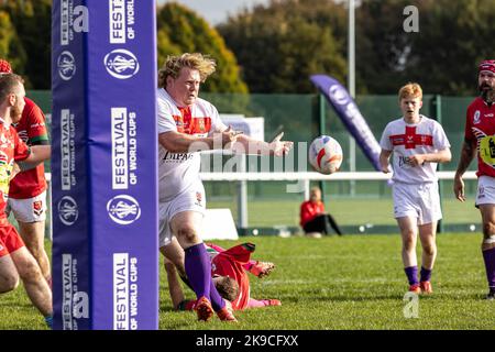 England übernahm Wales bei der Rugby League-Weltmeisterschaft für körperliche Behinderungen 2022 im Victoria Park, Warrington. Tommy Pouncey übergibt den Ball Stockfoto