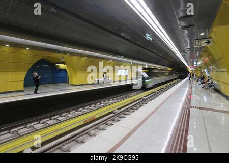 Nach 10 Jahren Bauzeit erreicht die U-Bahn von Athen den größten Hafen des Landes, Piräus. Αfter Stockfoto