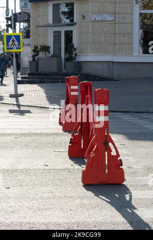 Rote tragbare Sicherheitsbarriere aus Kunststoff, Sicherheitszaun, gelber Zaun, geeignet für den Zugang in Gebäuden, Straßen oder gefährlichen Bereichen Stockfoto