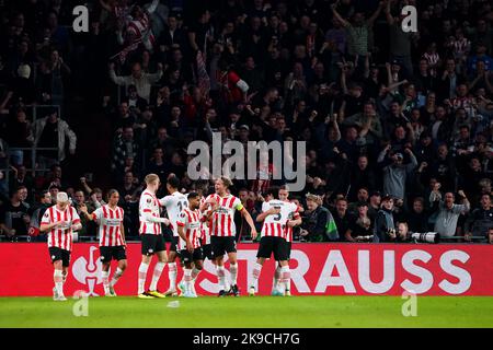 Joey Veerman von PSV Eindhoven feiert mit seinen Teamkollegen das erste Tor seiner Mannschaft während des Spiels der UEFA Europa League Group A im Philips Stadium, Eindhoven. Bilddatum: Donnerstag, 27. Oktober 2022. Stockfoto