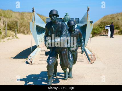 Blick auf das Higgins Boat Monument am Strand von Utah, Normandie, Frankreich, Europa Stockfoto