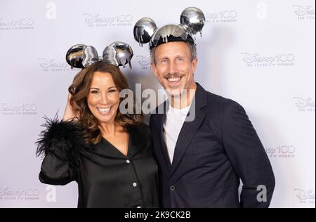 REDAKTIONELLE VERWENDUNG NUR Andrea McLean und Nick Feeney beim Debüt D100, ein Ereignis zum Beginn der Disney-Jubiläumsfeier 100., in der Vorschau auf die Themen und Ankündigungen, die 2023 in London stattfinden. Bilddatum: Donnerstag, 27. Oktober 2022. Stockfoto