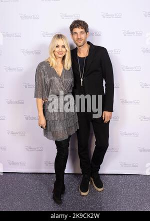 REDAKTIONELLE VERWENDUNG NUR Kimberly Wyatt und Max Rogers bei der Premiere D100, eine Veranstaltung zum Auftakt der Disney-Jubiläumsfeier 100., in der die Themen und Ankündigungen im Jahr 2023 in London vorgestellt werden. Bilddatum: Donnerstag, 27. Oktober 2022. Stockfoto