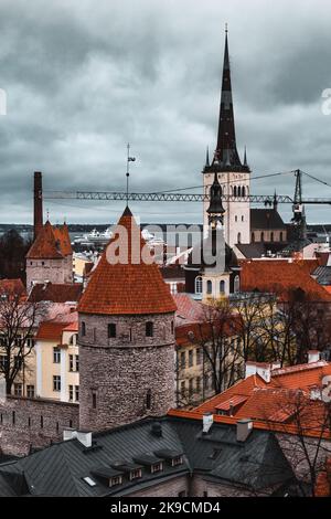 Blick auf eine Reihe von 26 Türmen in der Altstadt von Tallinns. Es ist eines der am besten erhaltenen mittelalterlichen Festungssysteme in Europa. Estland Stockfoto