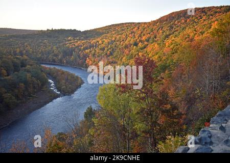 Delaware River und üppiges Laub am nordöstlichen Teil der Pocono Mountains, von Hawk's Nest Highway, Port Jervis, New York -06 aus gesehen Stockfoto