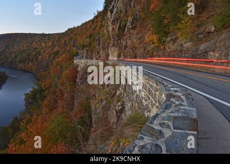 Leichte Wanderwege und farbenfrohe Herbstfärbung am frühen Abend am Hawk's Nest Highway in Sparrow Bush, Port Jervis, New York -17 Stockfoto