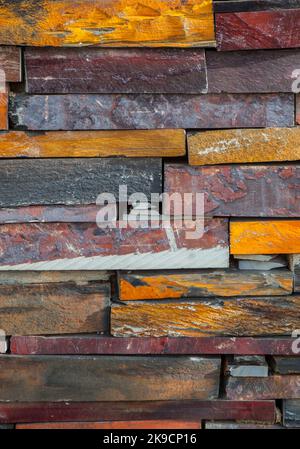 Natürliche bunte Rostschiefer Wand. Dicke Platten Stockfoto