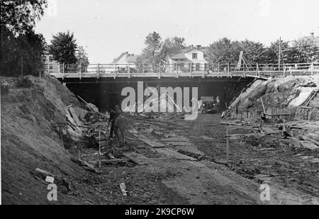 Blick auf den Steg. Im Jahr 1935 wurde unter den Gleisen nördlich von Lillån ein Fußgängertunnel und neben dem Bahnhofshaus errichtet. Stockfoto