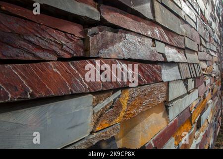 Natürliche bunte Rostschiefer Wand. Dicke Platten Stockfoto