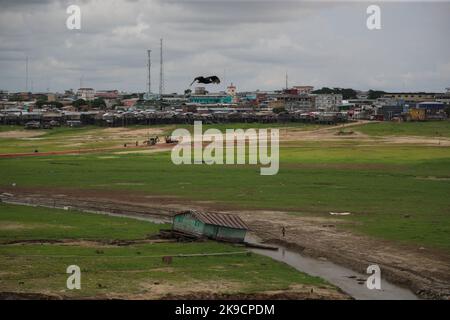 Tefe, Brasilien. 27. Oktober 2022. Ein Haus, das früher auf Stelzen am Fluss stand, liegt aufgrund des Niedergangs der Flüsse im Amazonas am Boden. Im Hintergrund sind viele Häuser auf Stelzen zu sehen. Der Wasserstand in den Flüssen der Region ist stark gesunken. Einige davon wurden für den Güterverkehr unpassierbar und hinderten einige Gemeinden daran, Lebensmittel und andere Produkte zu erhalten. Drei Gemeinden haben den Ausnahmezustand ausgerufen. Kredit: Lucas Silva/dpa/Alamy Live Nachrichten Stockfoto