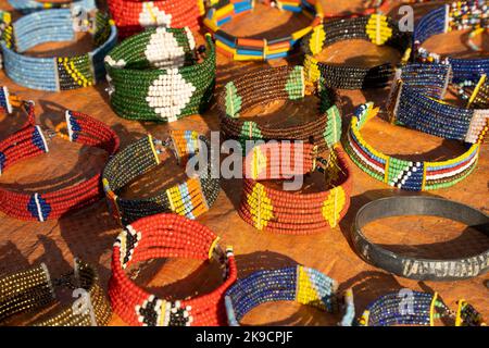 Masai handgemachte Armbänder, aus Draht und Perlen, zum Verkauf auf einem Markt. Stockfoto