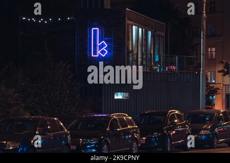 Ein Auto, das nachts auf einer Stadtstraße geparkt wurde Stockfoto