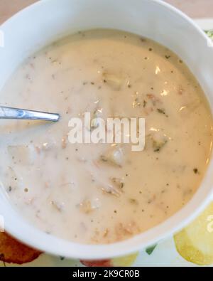 Muschelsuppe in einer weißen Schüssel mit einem Löffel. USA Stockfoto