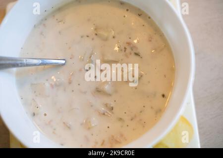 Muschelsuppe in einer weißen Schüssel mit einem Löffel. USA Stockfoto