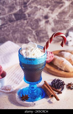 Wiener Kaffee mit Karamellstab mit Gewürzen, Zimtstangen. Weihnachtliche Backwaren handgefertigte halbmondförmige Bagels und Marschmalow. Stockfoto