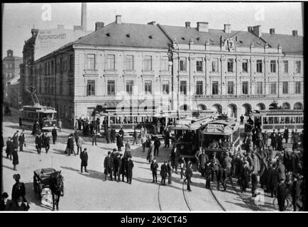 Blick auf den Stadtverkehr auf dem Gustav Adolf Platz in Malmö. Stockfoto