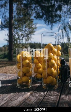 Zeremonienbereich. Hochzeitsbogen. Ein bedeutender Sommertag. Stockfoto