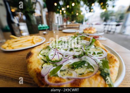 Vegetarische Pizza im Fastfood-Café auf der Straße. Stockfoto
