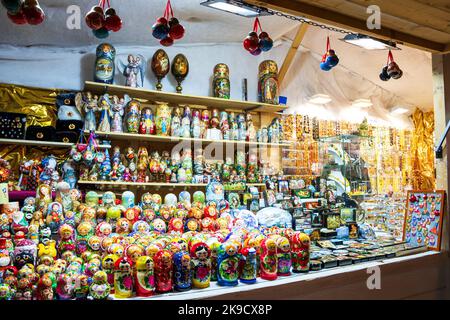 PARIS, FRANKREICH - 6. JANUAR 2019: Russische Matroschka-Puppen, bemalte Schmuckkisten aus Holz, weihnachtskugeln, Bernsteinperlen und andere russische Souvenirs auf s Stockfoto