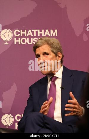DER SONDERGESANDTE des US-Präsidenten für Klima, John Kerry, spricht am 27. Oktober 2022 vor dem Think-Tank des Chatham House in London, Großbritannien Stockfoto
