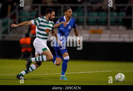 Shamrock Rovers' Roberto Lopes (links) und Gents Ibrahim Salah kämpfen während des Spiels der UEFA Europa Conference League Group F im Tallaght Stadium, Dublin, um den Ball. Bilddatum: Donnerstag, 27. Oktober 2022. Stockfoto