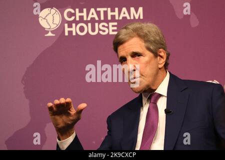 DER SONDERGESANDTE des US-Präsidenten für Klima, John Kerry, spricht am 27. Oktober 2022 vor dem Think-Tank des Chatham House in London, Großbritannien Stockfoto