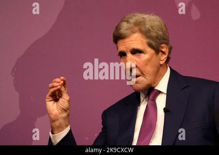 DER SONDERGESANDTE des US-Präsidenten für Klima, John Kerry, spricht am 27. Oktober 2022 vor dem Think-Tank des Chatham House in London, Großbritannien Stockfoto