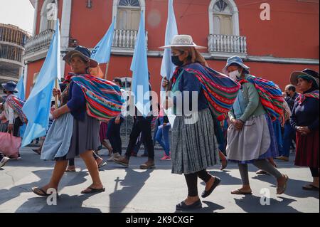 Cochabamba, Bolivien. 27. Oktober 2022. Frauen in traditionellen Kostümen nehmen an einer Kundgebung Teil, bei der Demonstranten forderten, dass 2023 eine Volkszählung durchgeführt wird. Die Regierung hatte die Volkszählung für das erste Quartal 2024 geplant. Da die nationale Regierung jedoch den Regionen auf der Grundlage dieser Volkszählung Mittel zuweist, fordern einige Gebiete, dass diese Volkszählung vorgezogen wird. Quelle: David Flores/dpa/Alamy Live News Stockfoto