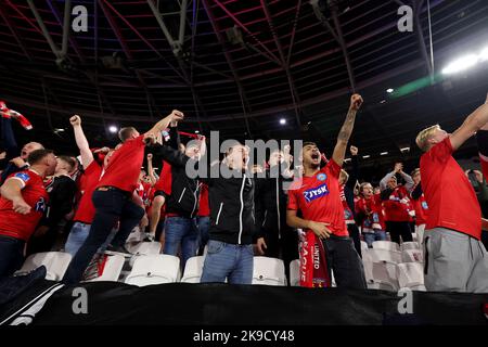 London Stadium, London, Großbritannien. 27. Oktober 2022. Europa Conference League Football West Ham gegen Silkeborg IF: Silkeborg-Fans unterstützen ihr Team Credit: Action Plus Sports/Alamy Live News Stockfoto