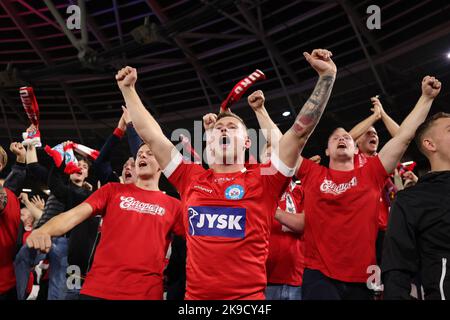 London Stadium, London, Großbritannien. 27. Oktober 2022. Europa Conference League Football West Ham gegen Silkeborg IF: Silkeborg-Fans unterstützen ihr Team Credit: Action Plus Sports/Alamy Live News Stockfoto