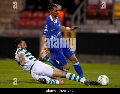 Shamrock Rovers' Roberto Lopes (links) und Gents Ibrahim Salah kämpfen während des Spiels der UEFA Europa Conference League Group F im Tallaght Stadium, Dublin, um den Ball. Bilddatum: Donnerstag, 27. Oktober 2022. Stockfoto