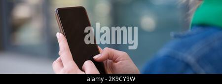 Frau mit Smartphone auf der Straße zu Fuß Nahaufnahme Stockfoto