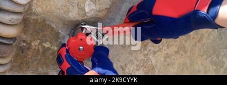 Klempner behebt undichte Rohre und Wasserhahn im Freien Stockfoto