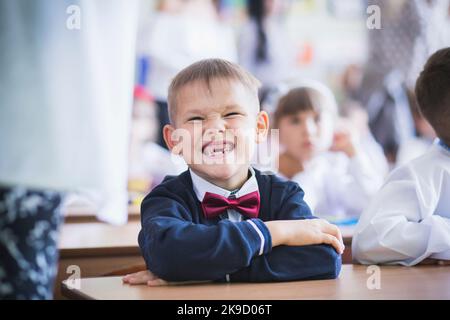 Bila Tserkva, Ukraine, August 2016: Lustige zahnlose Schuljungen-Grimassen Stockfoto