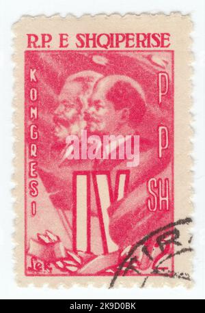 ALBANIEN - 1961. Februar 13: Eine rosarot-rote Briefmarke aus dem Jahr 2 mit dem Bild von Marx und Lenin. 4. Kongress der Kommunistischen Partei Stockfoto