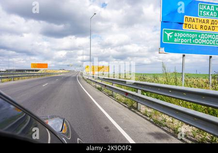 Moskau, Russland - 12. Juli 2022: TSKAD-Mautstraße. Russische Autobahn mit Schildern und Ausfahrten Stockfoto