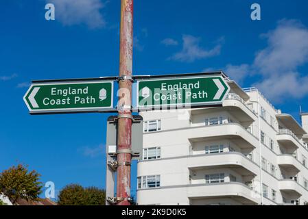 England Coast Path-Schild an der Küste von Southend on Sea, Essex, Großbritannien. Long-distance National Trail entlang der Küste von England, durch Natural England Stockfoto