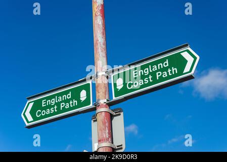 England Coast Path-Schild an der Küste von Southend on Sea, Essex, Großbritannien. Long-distance National Trail entlang der Küste von England, durch Natural England Stockfoto